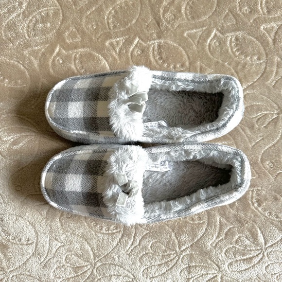 COZY SLIPPERS- WHITE AND GRAY - SIZE 7/8 - Picture 2 of 5